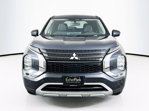 Used 2024 Mitsubishi Outlander SE image 2