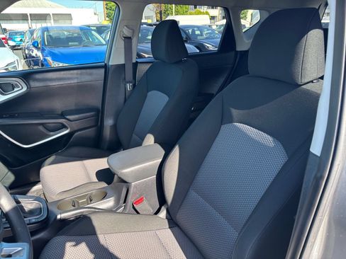Used 2025 Kia Soul LX w/ LX Technology Package FWD image 35