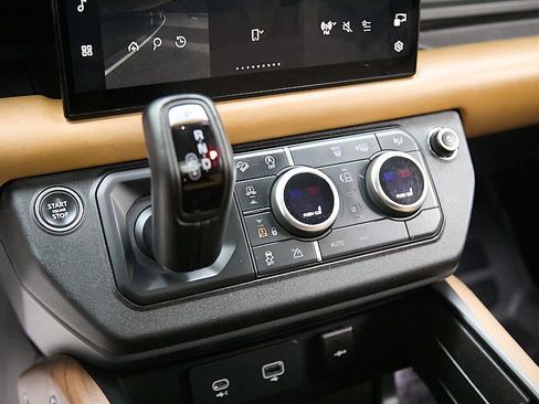 Used 2024 Land Rover Defender 130 X-Dynamic SE image 24