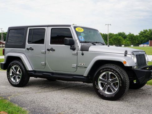 Used 2018 Jeep Wrangler Unlimited Sahara AWD/4WD image 5