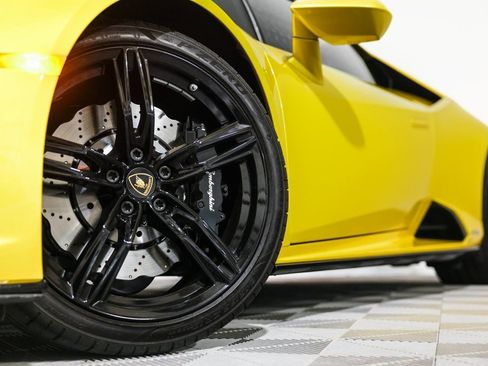 Used 2020 Lamborghini Huracan EVO image 11