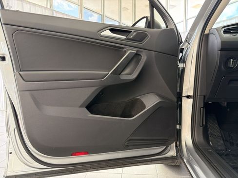 Used 2021 Volkswagen Tiguan SE w/ Panoramic Sunroof Package FWD image 21