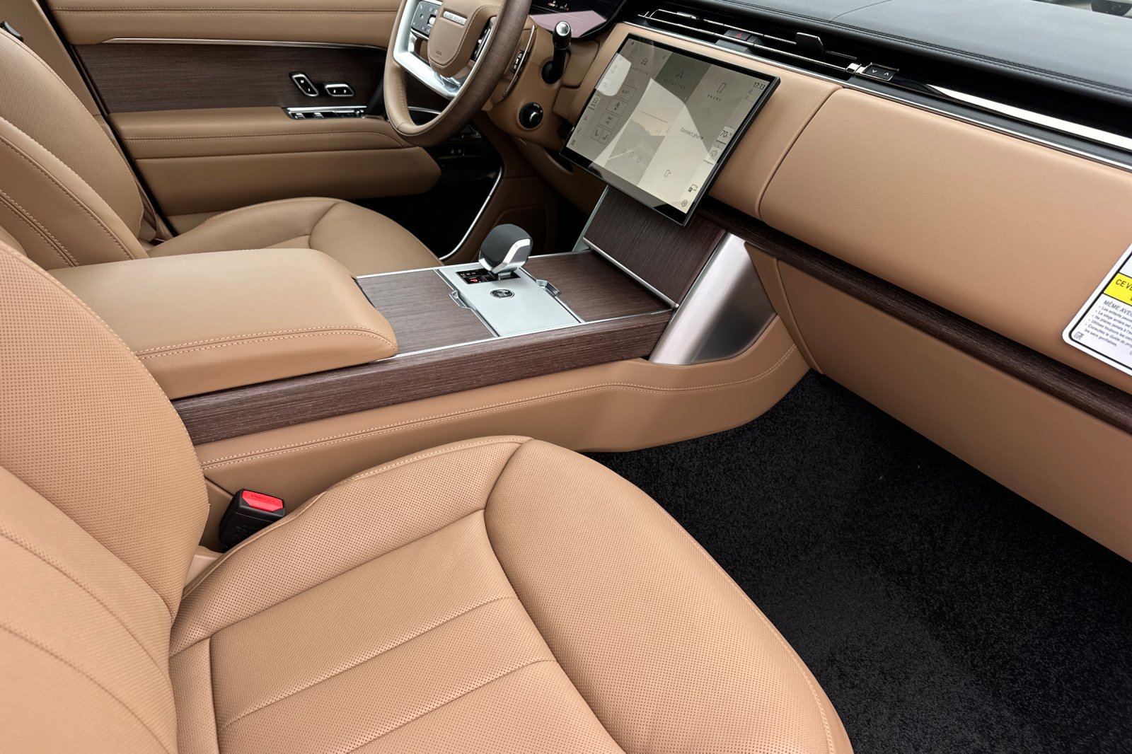 New 2026 Land Rover Range Rover Long Wheelbase SE AWD/4WD image 16