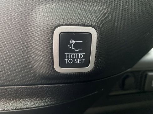 Used 2025 Jeep Grand Cherokee Altitude image 17