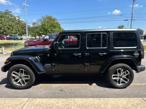 Used 2024 Jeep Wrangler Unlimited w/ Convenience Group AWD/4WD image 7