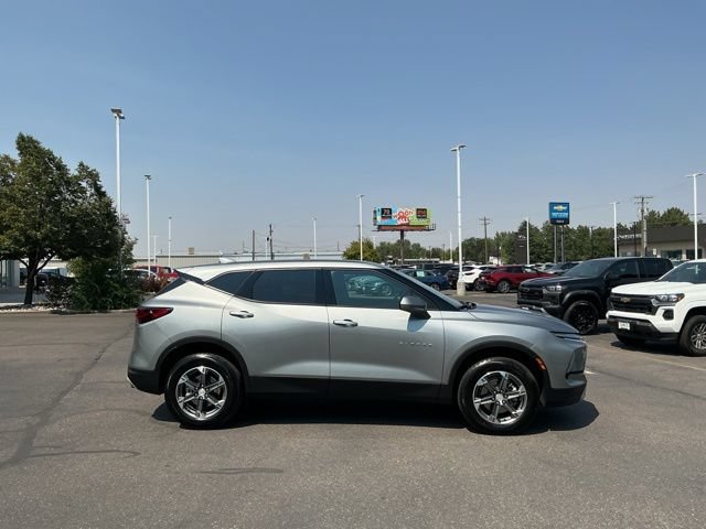 Used 2025 Chevrolet Blazer LT AWD/4WD image 2