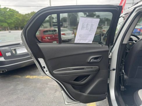 Used 2021 Chevrolet Trax LT FWD image 12