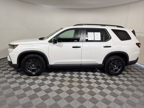 Used 2024 Honda Pilot TrailSport image 3