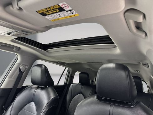 Used 2025 Toyota Highlander XLE FWD image 17