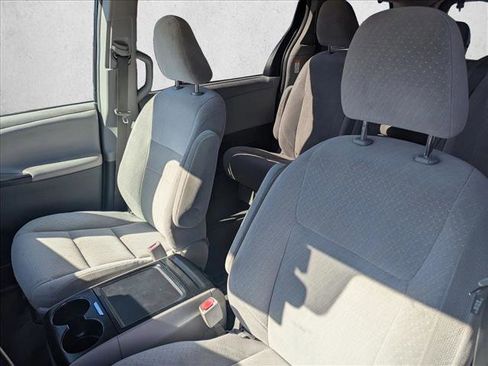 Used 2018 Toyota Sienna LE image 19