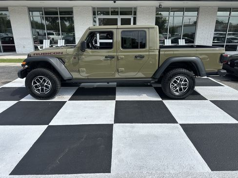 Used 2025 Jeep Gladiator Rubicon w/ Convenience Group AWD/4WD image 1