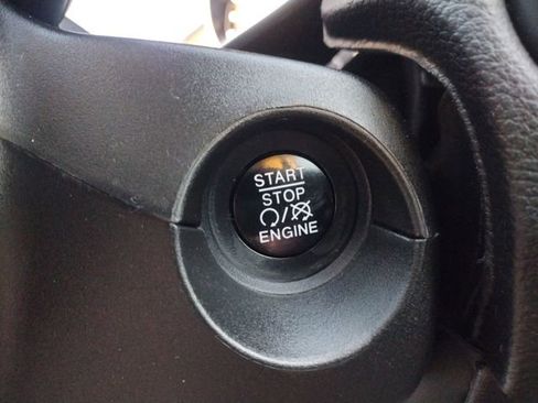 Used 2018 Jeep Compass Latitude w/ Cold Weather Group image 32