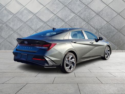 Certified 2025 Hyundai Elantra Sport image 7