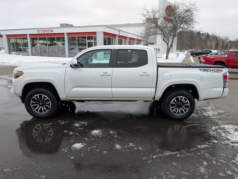Used 2023 Toyota Tacoma TRD Sport image 2