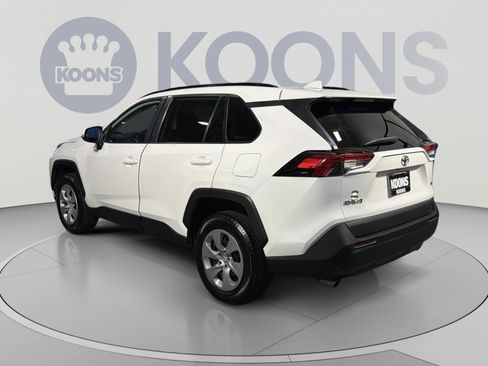 Used 2021 Toyota RAV4 LE FWD image 4