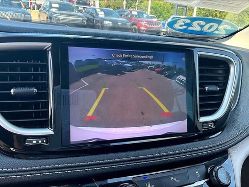 Used 2023 Chrysler Pacifica Touring-L FWD image 20