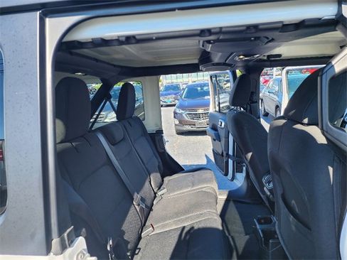 Used 2022 Jeep Wrangler Unlimited Sahara image 16