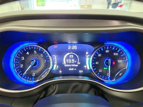 Used 2023 Chrysler Pacifica Touring-L FWD image 15