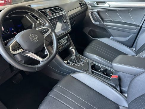 Used 2023 Volkswagen Tiguan SE w/ Panoramic Sunroof Package FWD image 10