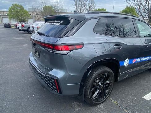 Used 2025 Volkswagen Tiguan SE R-Line image 4