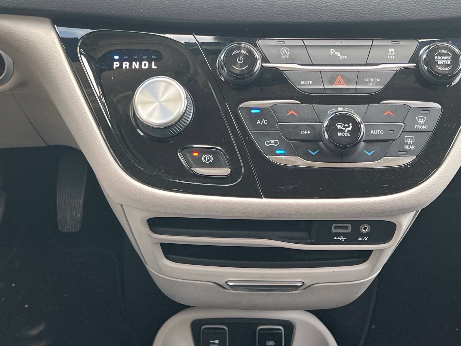 Used 2018 Chrysler Pacifica Touring Plus w/ Tire & Wheel Group FWD image 34