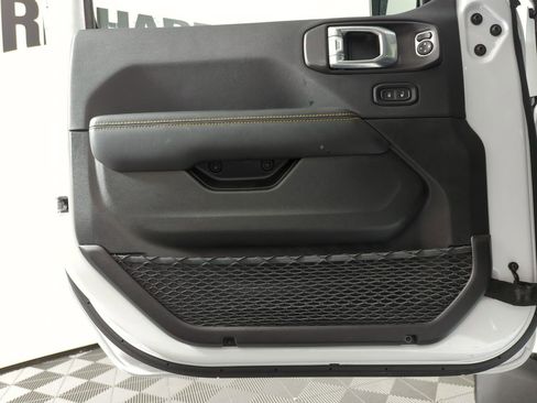 Used 2024 Jeep Wrangler Sahara image 8