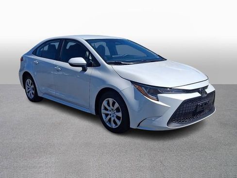 Used 2025 Toyota Corolla LE image 3