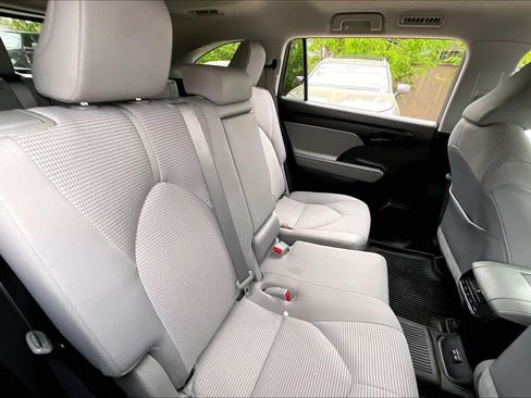 Used 2023 Toyota Highlander L image 19