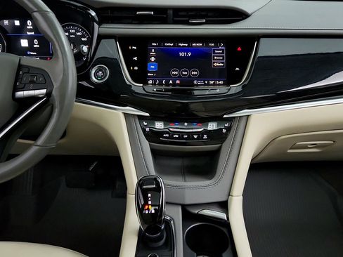 Certified 2024 Cadillac XT6 Premium Luxury w/ Technology Package AWD/4WD image 21