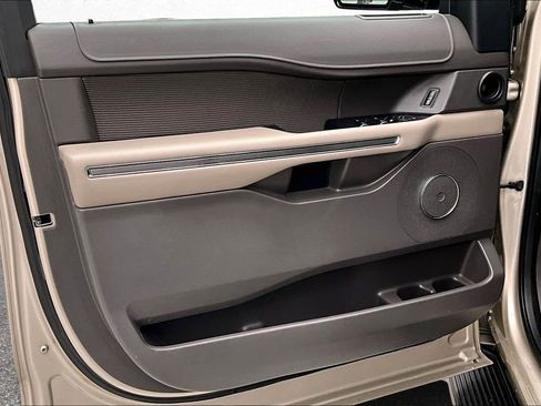 Used 2018 Ford Expedition XLT image 19