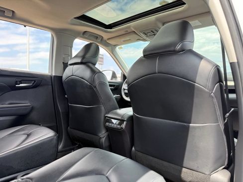 Used 2022 Toyota Highlander XLE AWD/4WD image 17