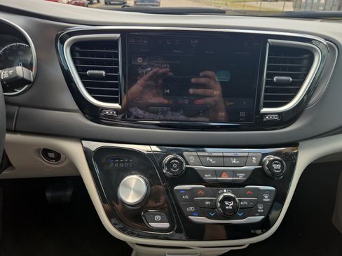 Used 2023 Chrysler Pacifica Touring-L FWD image 15