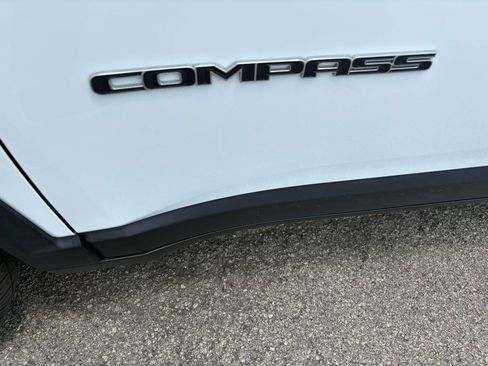 Used 2022 Jeep Compass Latitude w/ Sun and Sound Group AWD/4WD image 9