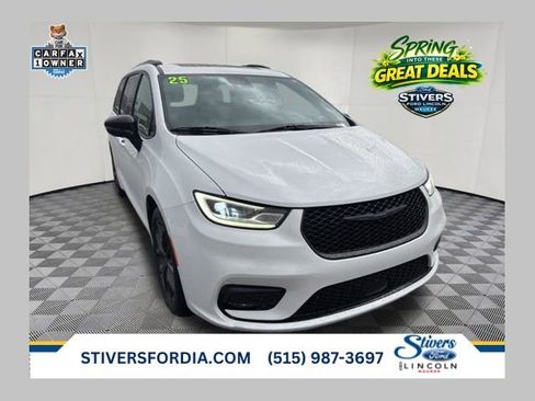 Used 2025 Chrysler Pacifica Limited image 1