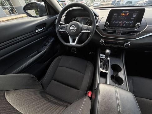 Used 2025 Nissan Altima 2.5 SV FWD image 35