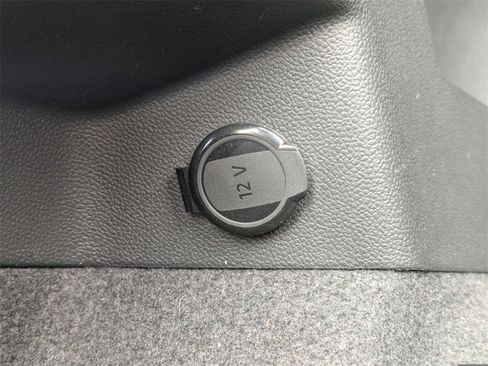 Used 2023 Volkswagen Tiguan SE R-Line image 14