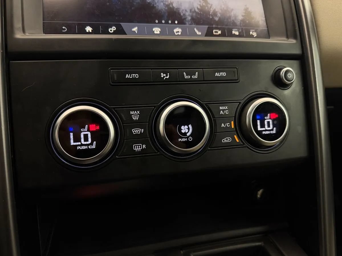 Used 2020 Land Rover Discovery Landmark AWD/4WD image 34