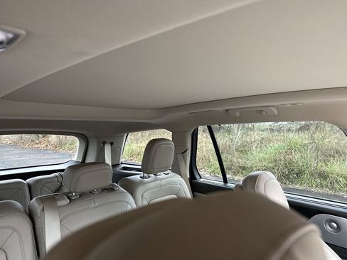 Used 2023 Lincoln Aviator Reserve w/ Equipment Group 201A image 14