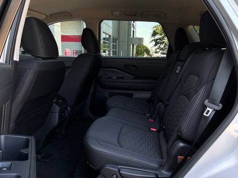 Used 2025 Nissan Pathfinder SV FWD image 12