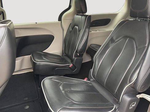 Used 2023 Chrysler Pacifica Limited image 19