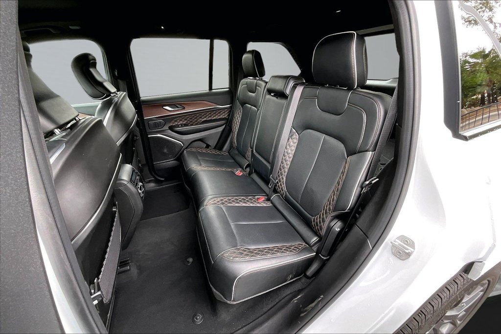 Certified 2025 Jeep Grand Cherokee Summit w/ Obsidian Package AWD/4WD image 19