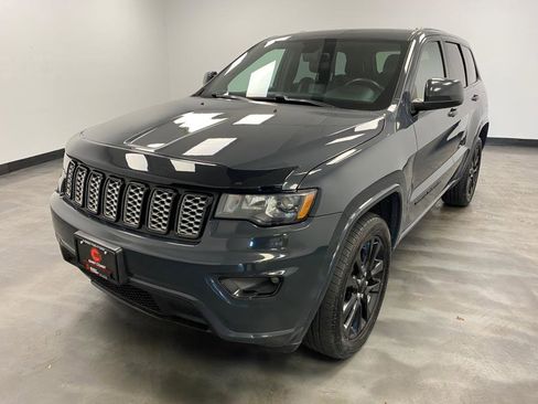 Used 2017 Jeep Grand Cherokee Altitude image 2
