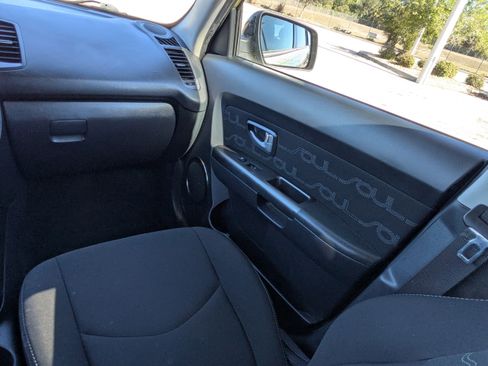 Used 2013 Kia Soul + image 17