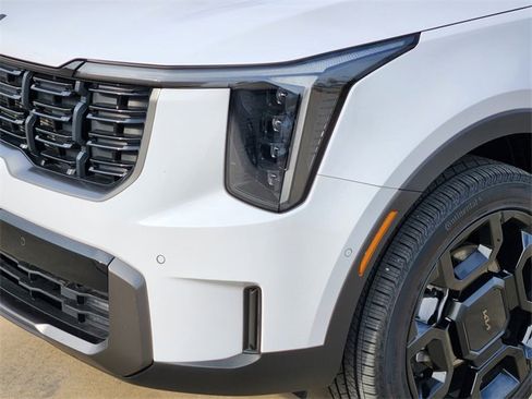 Certified 2025 Kia Sorento SX image 9