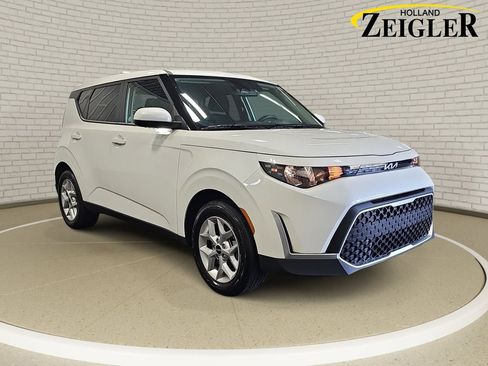 Certified 2025 Kia Soul LX w/ LX Technology Package FWD image 3