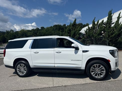 Used 2023 GMC Yukon XL SLT w/ SLT Premium Package AWD/4WD image 2