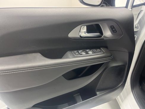 New 2026 Chrysler Pacifica Select image 6