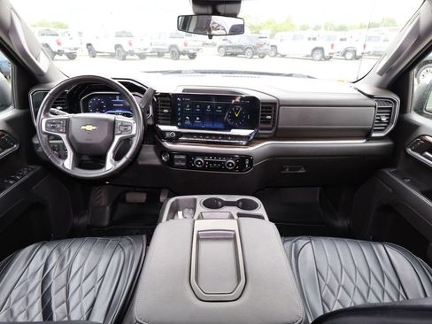 Used 2022 Chevrolet Silverado 1500 LT w/ Z71 Off-Road Package AWD/4WD image 11