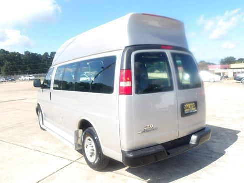 Used 2007 Chevrolet Express 2500 Passenger w/ Power and Light Package RWD image 17