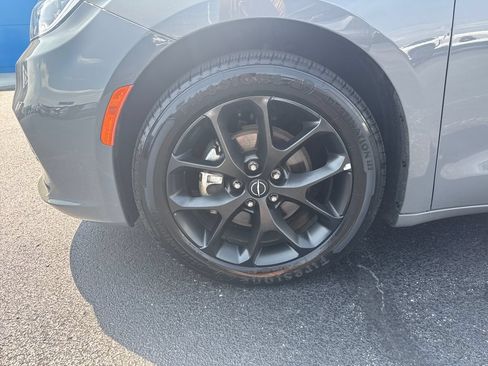 Used 2025 Chrysler Pacifica Limited FWD image 30